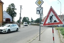 Rekonstrukce Oslavanské ulice ve Zbýšově se blíží do cíle, dopravu zatím řídí semafory